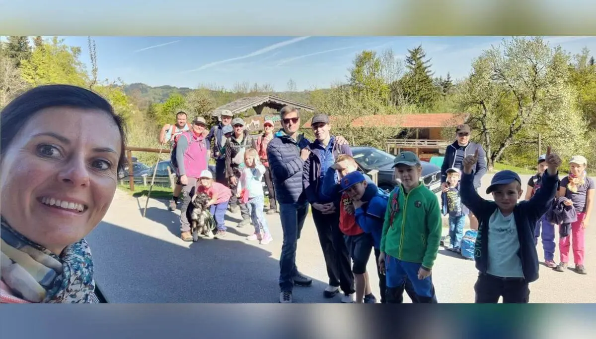 Familiengruppe mit Kindern steht am Parkplatz vor Wanderstart; Erwachsene und Kinder tragen Rucksäcke, ein Hund sitzt dabei. | © DAV Markt Schwaben/Maria Wenisch