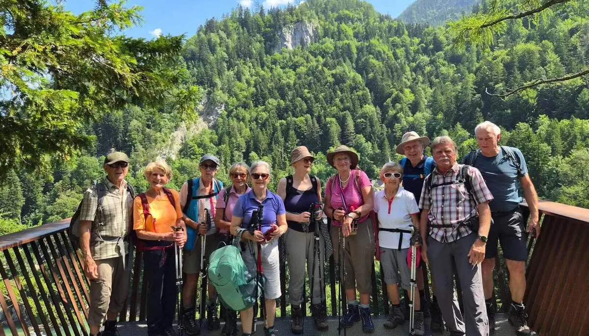 Wandergruppe mit Stöcken auf einer Aussichtsplattform über der Entenlochklamm, umgeben von bewaldeten Berghängen. | © DAV Markt Schwaben / Hubert Inhofer