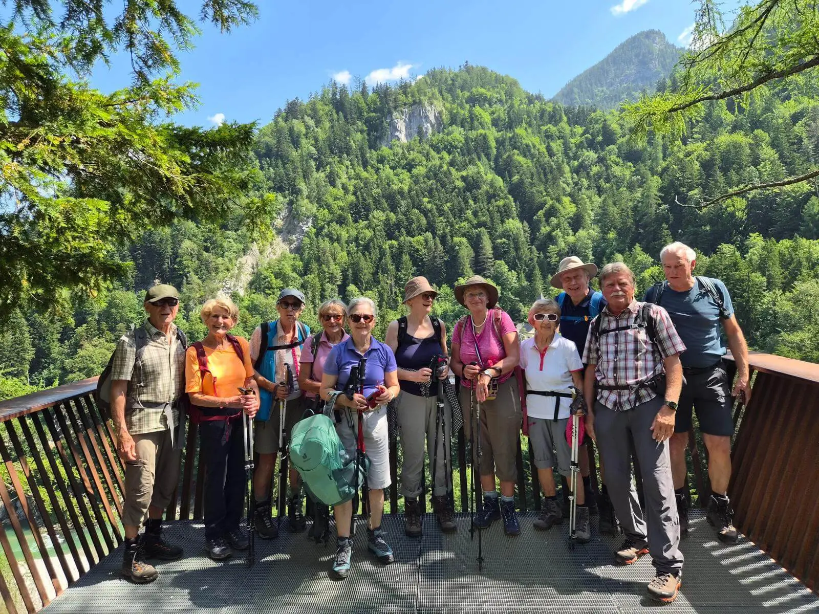 Wandergruppe mit Stöcken auf einer Aussichtsplattform über der Entenlochklamm, umgeben von bewaldeten Berghängen. | © DAV Markt Schwaben / Hubert Inhofer