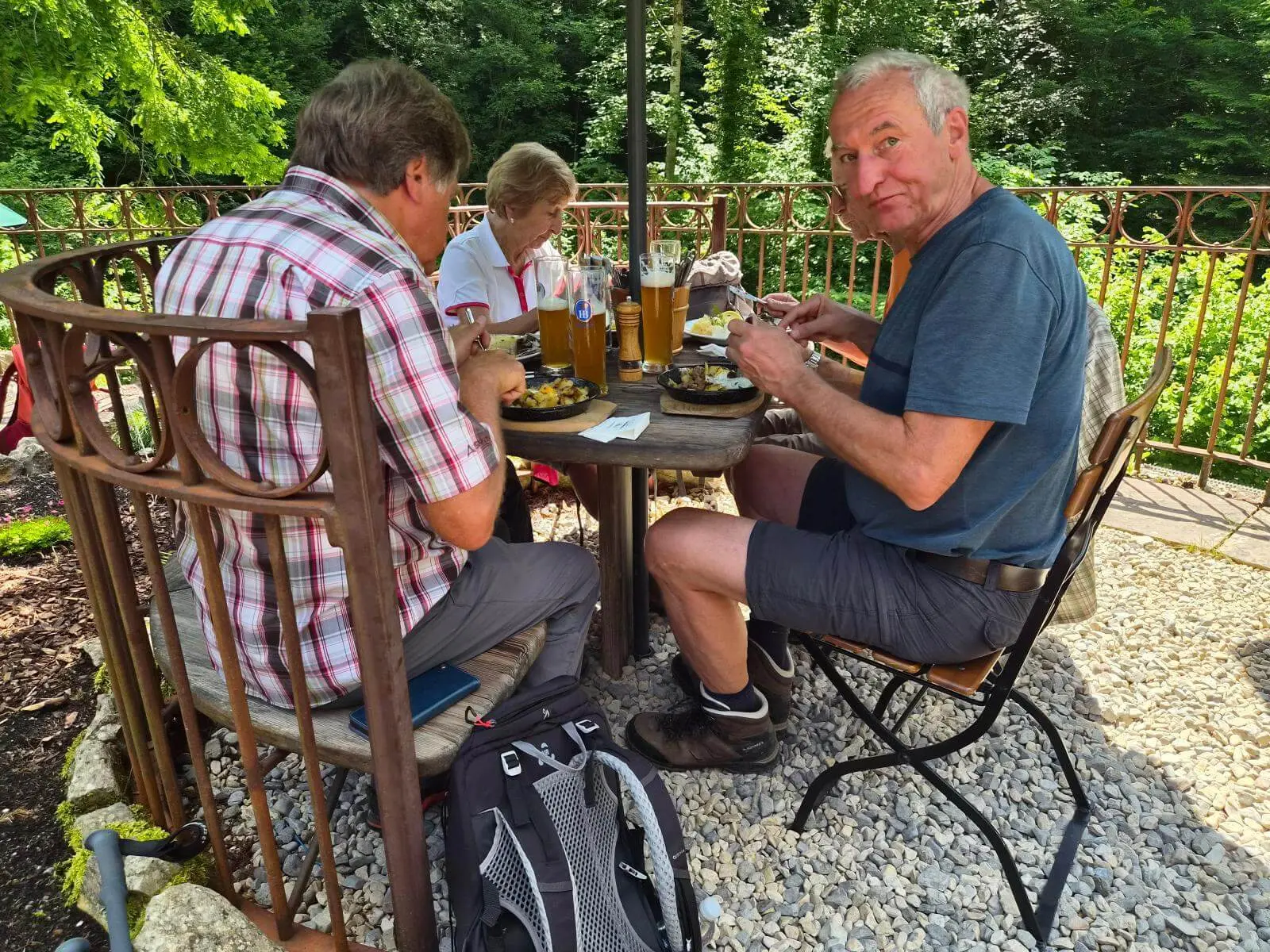Wandernde sitzen nach der Tour an einem Tisch im Biergarten des Gasthauses Klobenstein und stärken sich bei einer Mahlzeit. | © DAV Markt Schwaben / Hubert Inhofer