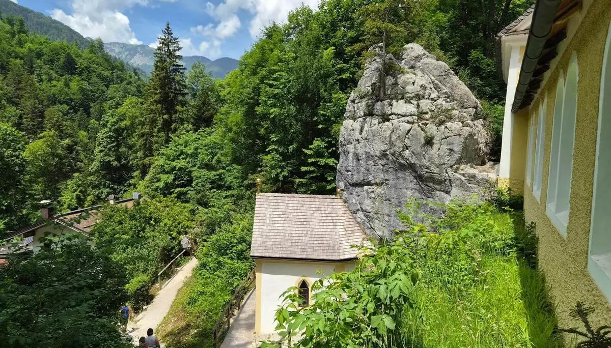Blick auf den markanten Klobenstein neben der Wallfahrtskirche Maria Klobenstein, umgeben von dichtem Bergwald. | © DAV Markt Schwaben / Hubert Inhofer