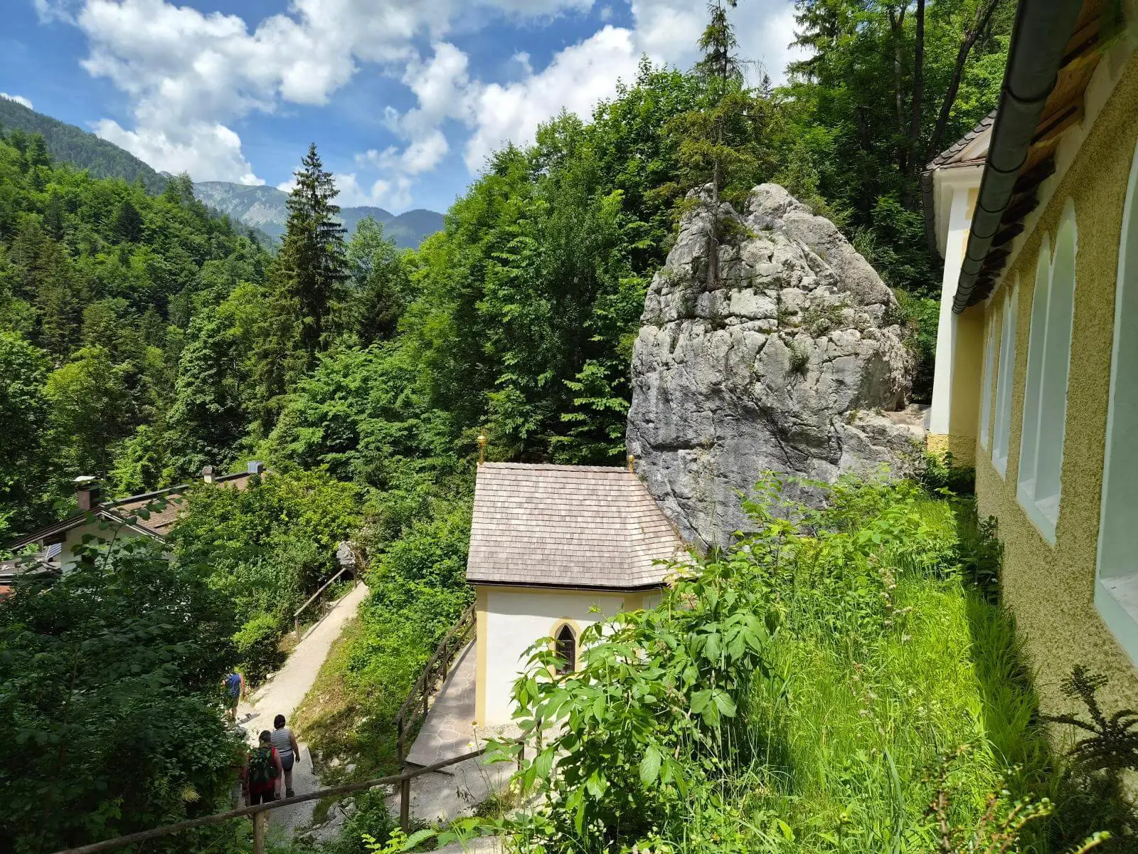 Blick auf den markanten Klobenstein neben der Wallfahrtskirche Maria Klobenstein, umgeben von dichtem Bergwald. | © DAV Markt Schwaben / Hubert Inhofer