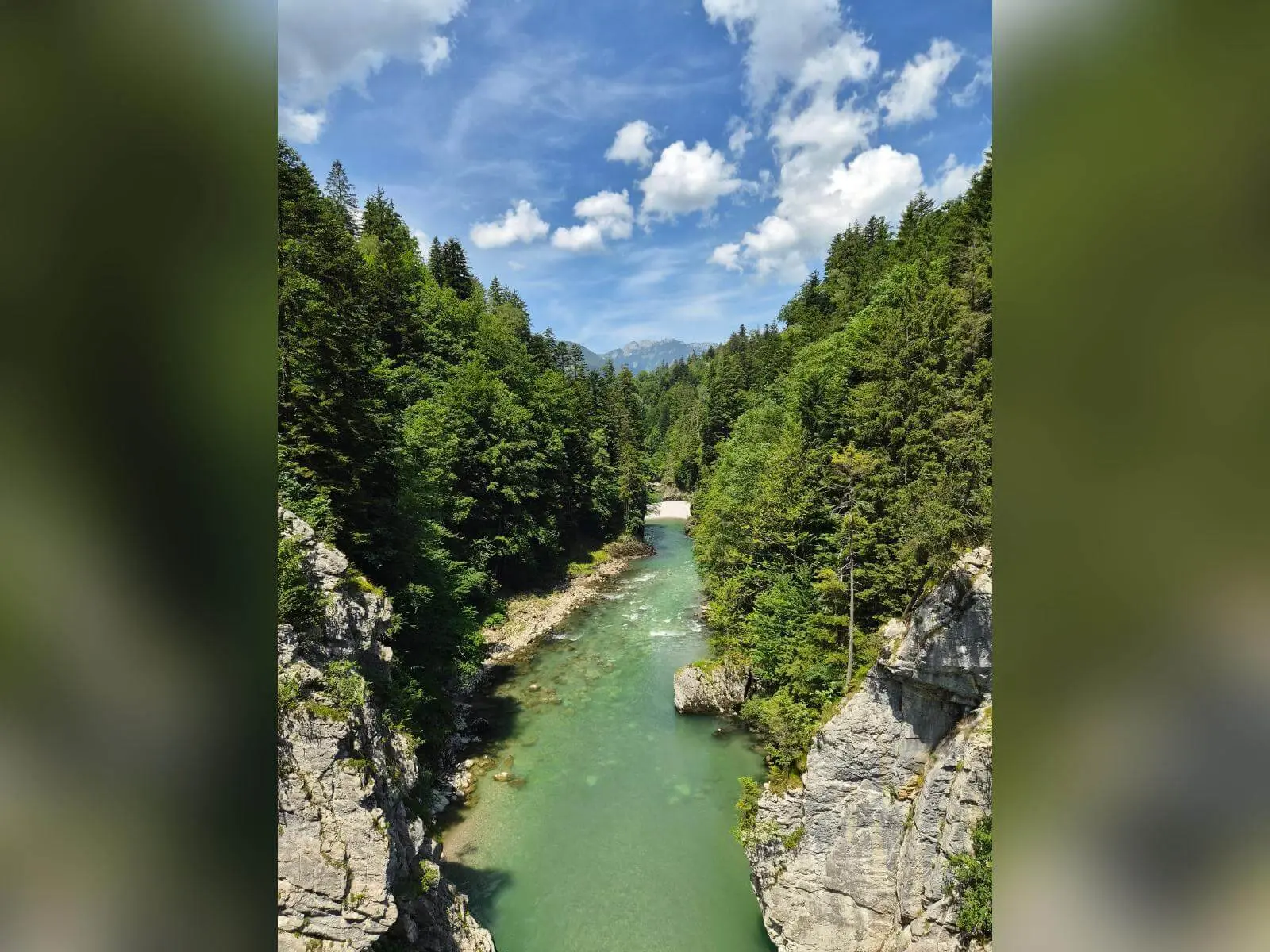 Blick entlang der türkisgrünen Tiroler Ache zwischen steilen Felswänden und dicht bewaldeten Hängen unter blauem Himmel. | © DAV Markt Schwaben / Hubert Inhofer
