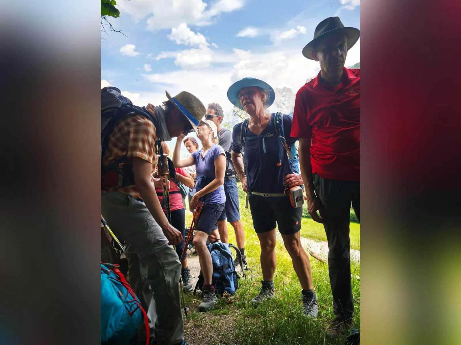 Wandergruppe steht während einer Pause im Schatten eines Baumes am Bergweg; Rucksäcke und Wanderstöcke sind sichtbar. | © DAV Markt Schwaben / Erwin Matzinger