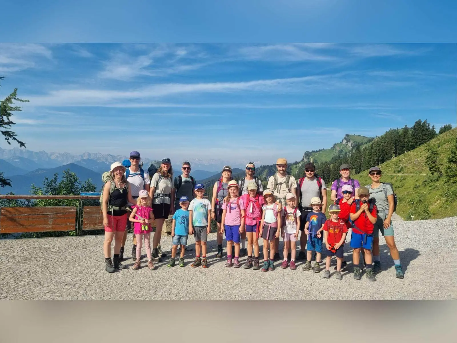 Große Wandergruppe mit Erwachsenen und Kindern auf einem Bergweg am Brauneck; dahinter Alpenpanorama und grüner Berghang. | © DAV Markt Schwaben
