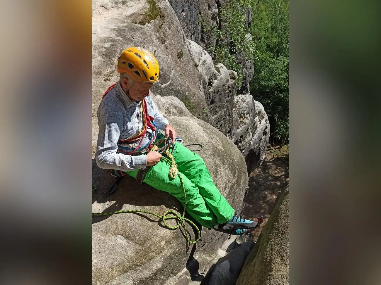 Eine Person mit Kletterhelm sitzt auf einem Sandsteinfels und ordnet das Seil. Unterhalb fällt die Felswand steil in eine schmale Schlucht ab. | © DAV Markt Schwaben/Erwin&Ursula Matzinger
