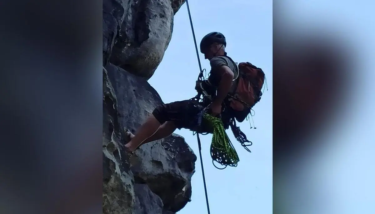 Eine Person mit Helm, Klettergurt und Seilausrüstung hängt gesichert an einer steilen Sandsteinwand. Das Seil verläuft senkrecht entlang des Felsens. | © DAV Markt Schwaben/Erwin&Ursula Matzinger