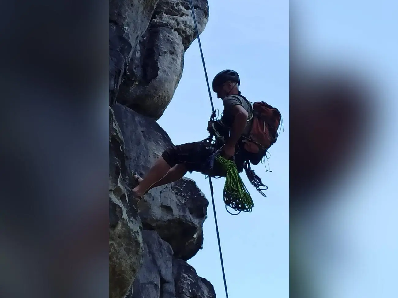 Eine Person mit Helm, Klettergurt und Seilausrüstung hängt gesichert an einer steilen Sandsteinwand. Das Seil verläuft senkrecht entlang des Felsens. | © DAV Markt Schwaben/Erwin&Ursula Matzinger
