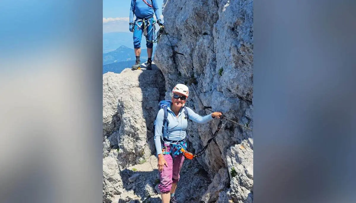 Zwei Personen mit Klettersteigausrüstung bewegen sich an einem Drahtseil durch eine schmale Felsrinne. Helle Kalkwände prägen das alpine Gelände. | © DAV Markt Schwaben/Lutz Gründel