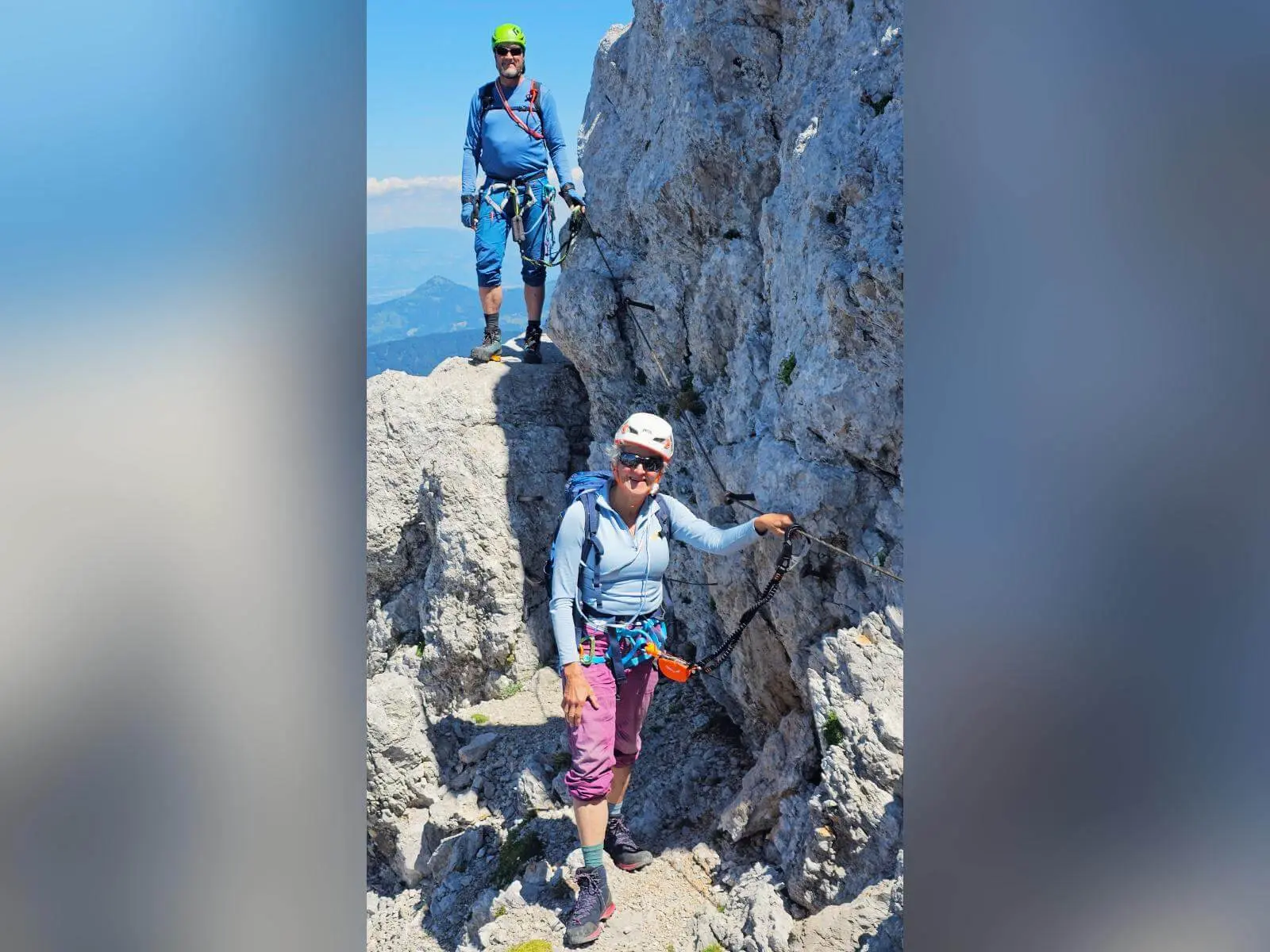 Zwei Personen mit Klettersteigausrüstung bewegen sich an einem Drahtseil durch eine schmale Felsrinne. Helle Kalkwände prägen das alpine Gelände. | © DAV Markt Schwaben/Lutz Gründel
