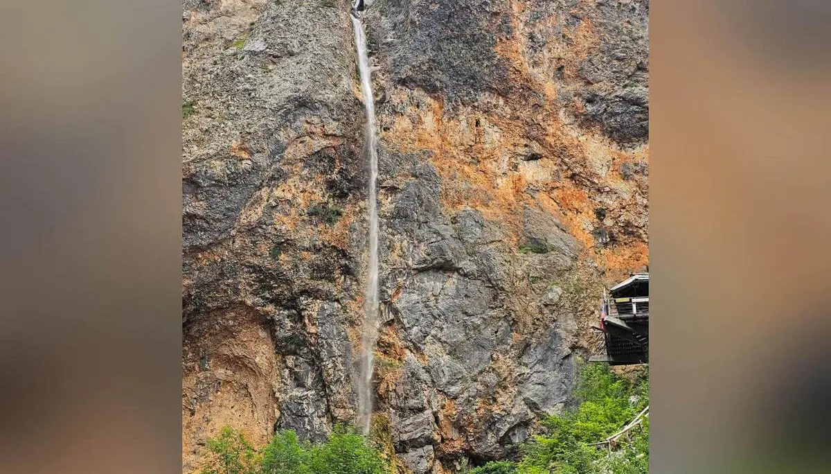 Der Rinka-Wasserfall stürzt als schmaler Wasserstrahl über eine hohe Felswand ins Tal. Rechts steht eine Aussichtsplattform am Felsen. | © DAV Markt Schwaben/Lutz Gründel