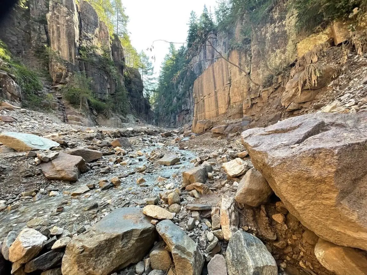 Alpine Landschaft mit Blick auf die Faule Eng, umgeben von steilen Felswänden und grüner Vegetation | © DAV | Foto Markus Zimmermann