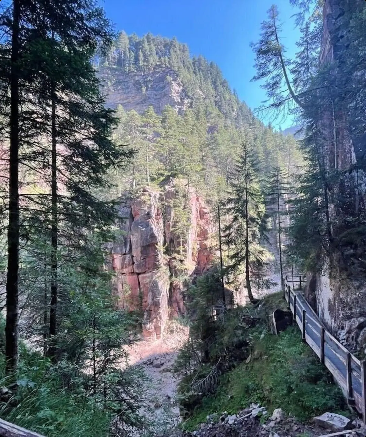 Alpenlandschaft im Großen Ahornboden mit Blick auf die Faule Eng, umgeben von herbstlicher Vegetation und markanten Felsformationen | © DAV | Foto Markus Zimmermann