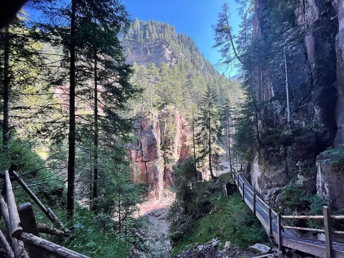 Alpenlandschaft im Großen Ahornboden mit Blick auf die Faule Eng, umgeben von herbstlicher Vegetation und markanten Felsformationen | © DAV | Foto Markus Zimmermann