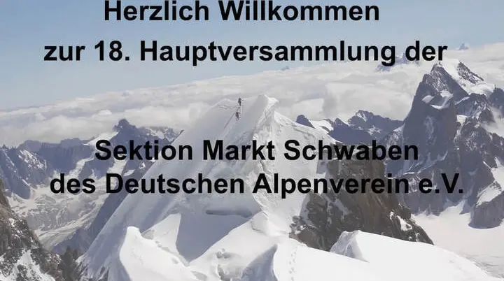 Schneebedeckte Berggipfel unter leicht bewölktem Himmel. Links oben das Logo der DAV‑Sektion Markt Schwaben. In der Mitte steht ein Begrüßungstext zur 18. Hauptversammlung am 13. März 2026. | © DAV Markt Schwaben