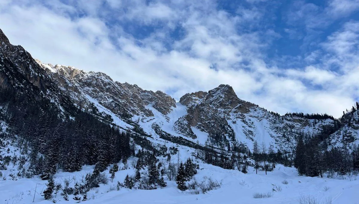 Verschneite Dolomitenlandschaft mit Blick auf den Großen Jaufen und die von der Skitourengruppe befahrene Stadeltorlahne. | © DAV Markt Schwaben · Foto: Peter Langenbacher