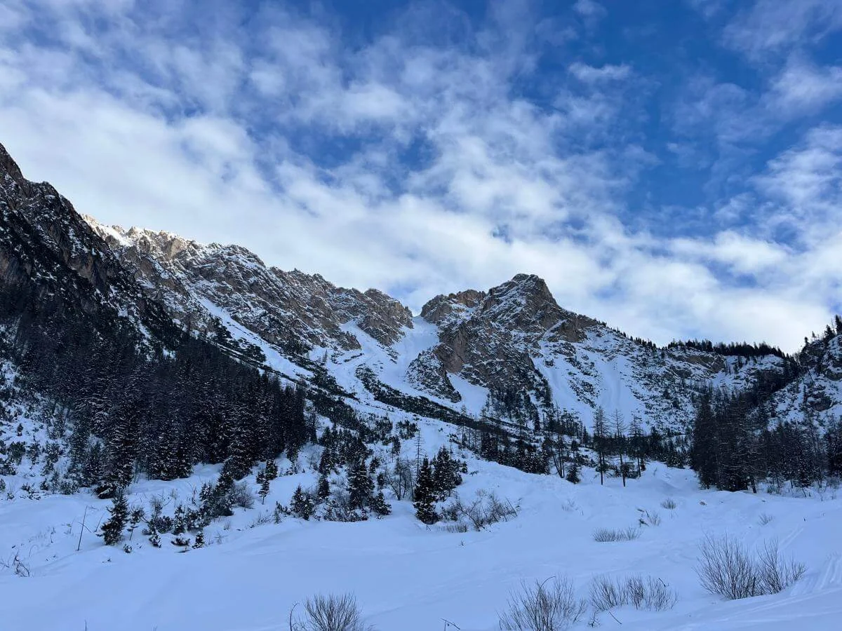 Verschneite Dolomitenlandschaft mit Blick auf den Großen Jaufen und die von der Skitourengruppe befahrene Stadeltorlahne. | © DAV Markt Schwaben · Foto: Peter Langenbacher