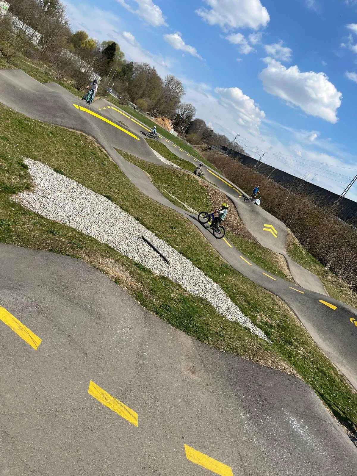 Radfahrer springt mit Mountainbike eine Treppe hinab – Helm, Action und Geschicklichkeit im Fokus. | © DAV Markt Schwaben | Foto Miron Thoms