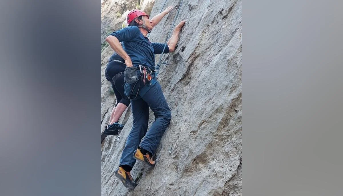 Zwei Personen klettern gesichert an einer steilen Felswand; beide tragen Helme und Kletterausrüstung. | © DAV Markt Schwaben | Foto Lutz Gründel