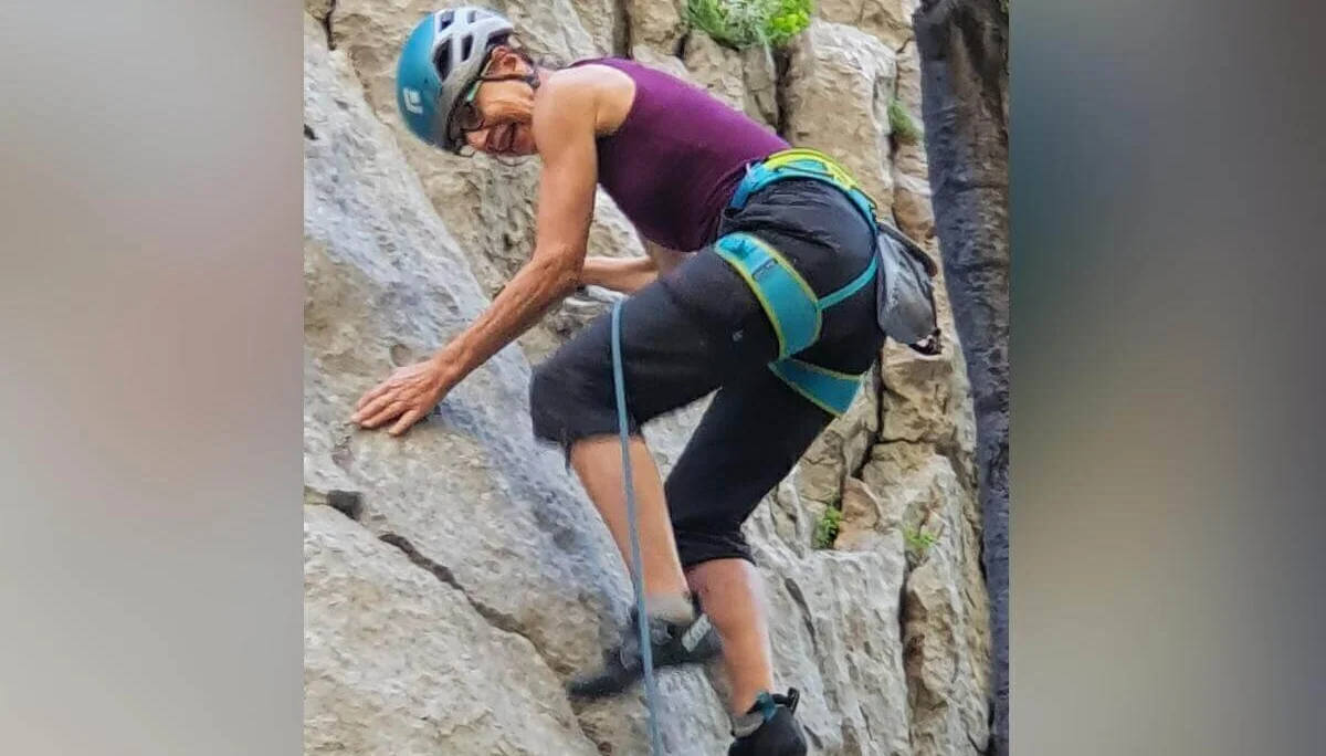 Eine Person klettert gesichert an steiler Felswand; Helm, Seil und Klettertechnik gut erkennbar. | © DAV Markt Schwaben | Foto Karin und Peter Tkaczuk