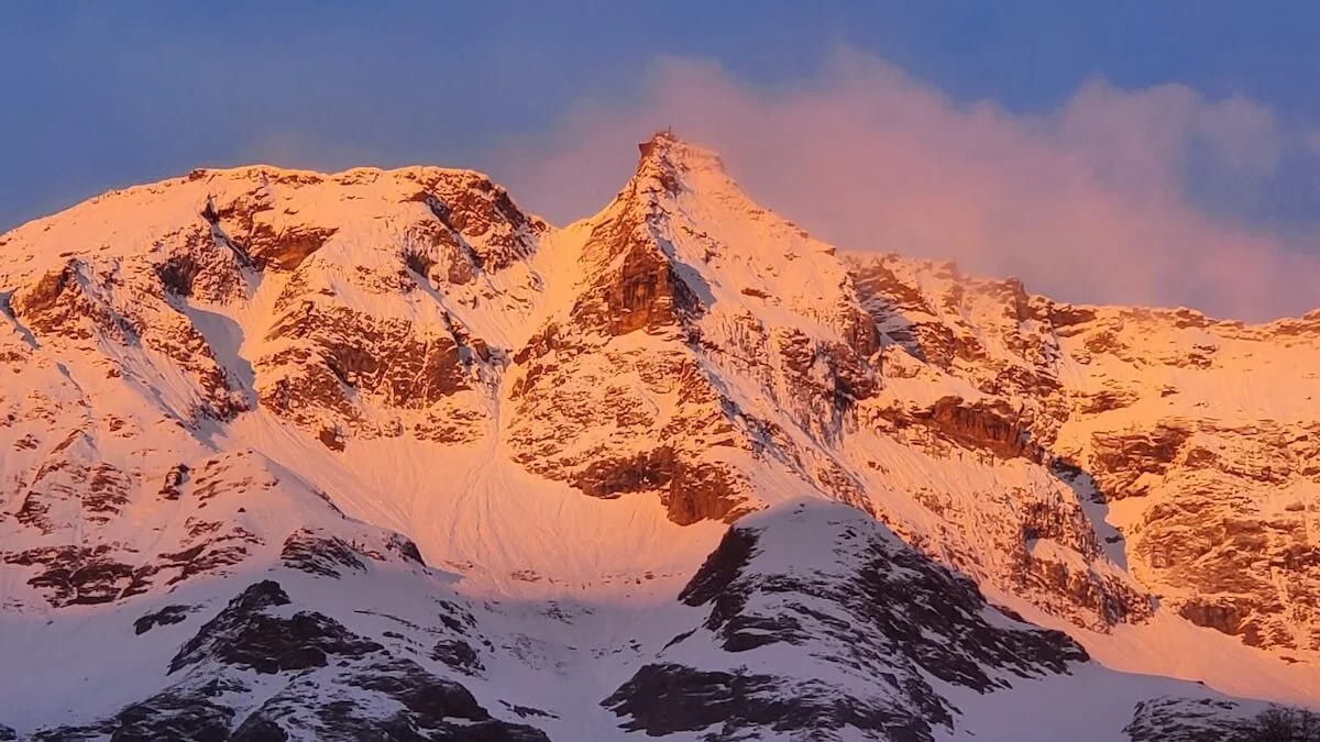 Vereiste Nordwandrinne des Hohen Sonnblick im Morgenlicht, erstes Etappenziel der Eistour | © DAV Markt Schwaben | Foto: Walter Kressirer
