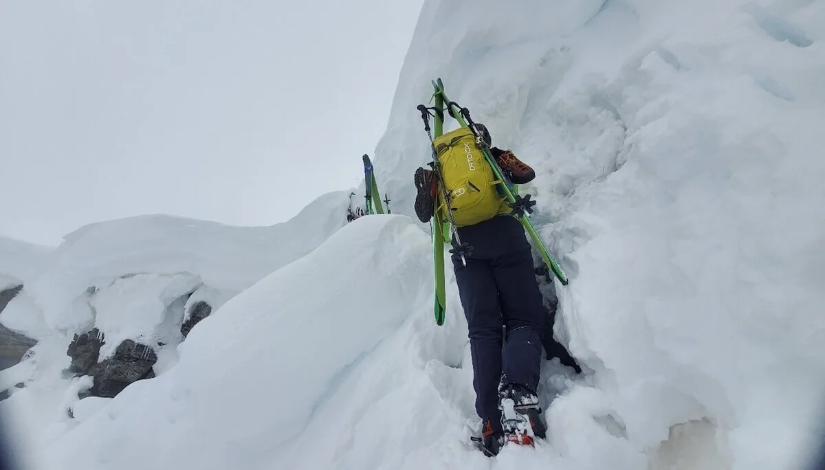 Ein Bergsteiger gräbt sich im steilen Schnee durch die Wechte am Hohen Sonnblick | © DAV Markt Schwaben | Foto: Walter Kressirer