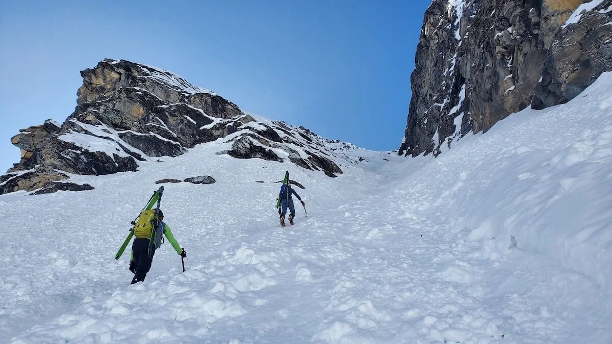 Zwei Bergsteiger steigen mit Eisgeräten durch die verschneite, steile Nordwandrinne des Schareck – Felsrippen flankieren das hochalpine Gelände. | © DAV Markt Schwaben | Foto: Walter Kressirer