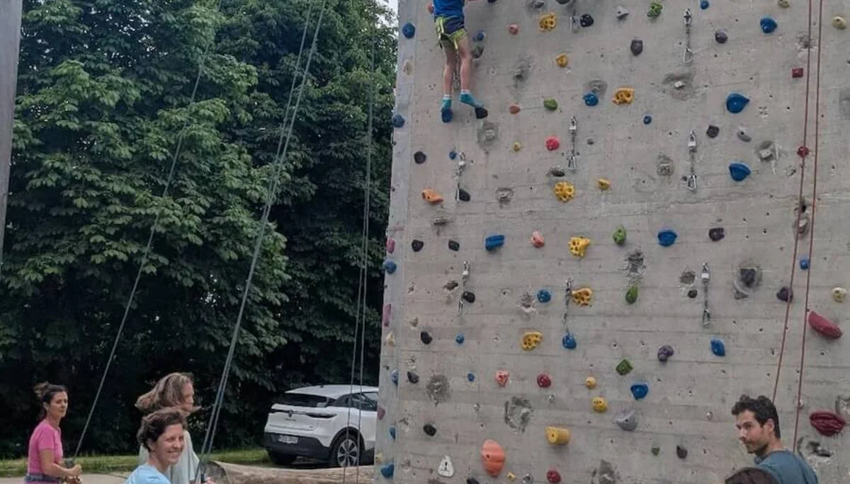 Familien grillen und zelten gemeinsam am Turm, Kinder spielen fröhlich | © DAV Markt Schwaben | Foto Silke Titze