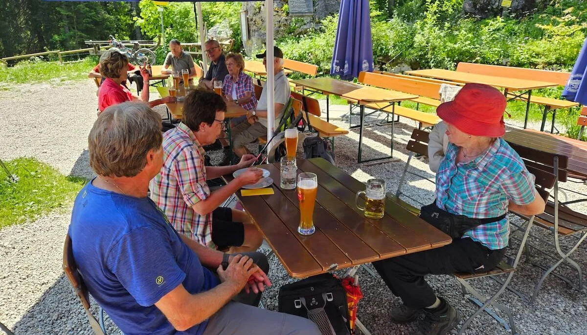 Seniorengruppe genießt nach der Wanderung zur Buchsteinhütte eine gesellige Einkehr im schattigen Biergarten. | © DAV Markt Schwaben | Foto Hubert Inhofer