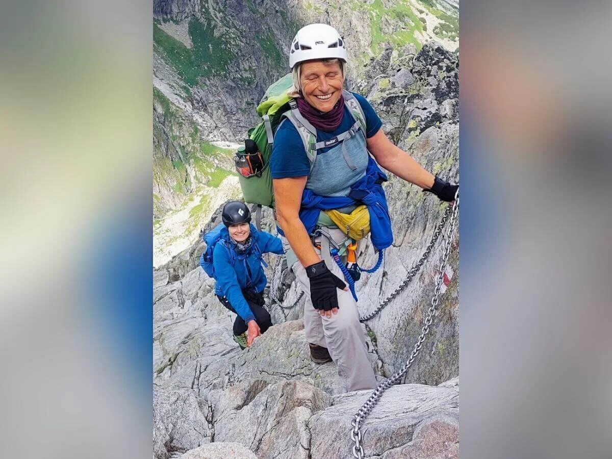 Zwei Kletternde mit Helm und Gurt steigen über steiles Felsgelände; vorn greift eine Person zur Kette, dahinter folgt die zweite. | © DAV Markt Schwaben | Foto Lutz Gründel
