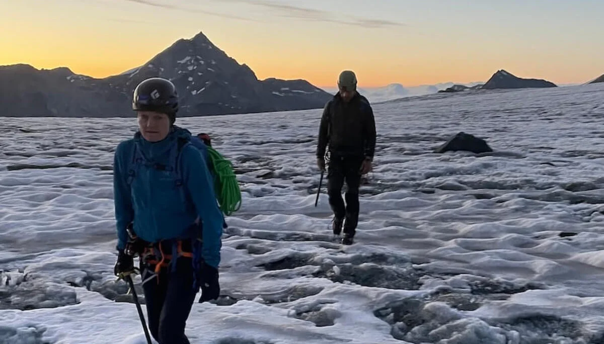 Zwei Bergsteiger durchqueren einen verschneiten Gletscher in den Westalpen bei Sonnenaufgang – Berge und Ausrüstung im Fokus. | © DAV Markt Schwaben | Christian Reischl