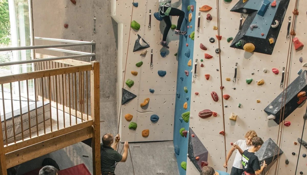 Teilnehmende beim Schnupperklettern testen gesichert ihre Kletterfähigkeiten – begleitet von erfahrenen Trainer*innen. | © DAV Markt Schwaben | Foto David Sigl