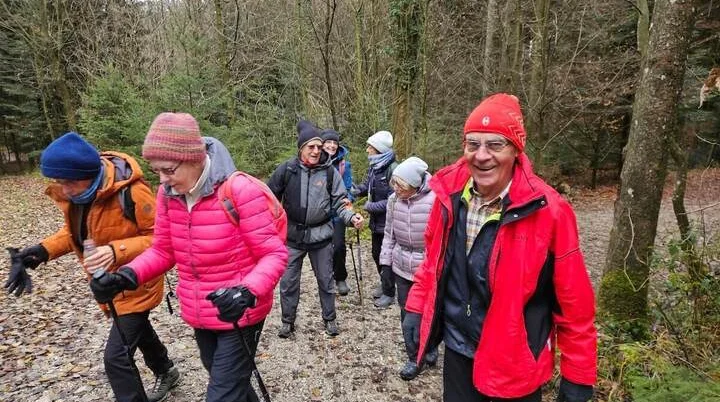Drei Bergsteiger rasten auf felsigem Grat, einer sitzt lächelnd, hinten steiles Gelände und Waldhang. | © DAV Markt Schwaben · Foto: Lutz Gründel