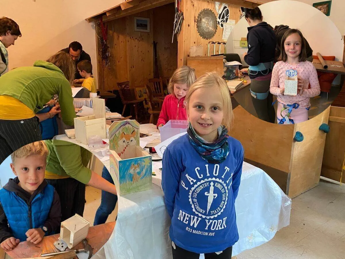 Kinder und Erwachsene basteln mit Holz und Farbe; zentrale Szene am Tisch, zwei Detailbilder zeigen stolze Einzelwerke. | © DAV Markt Schwaben | Foto: Helena De Monte