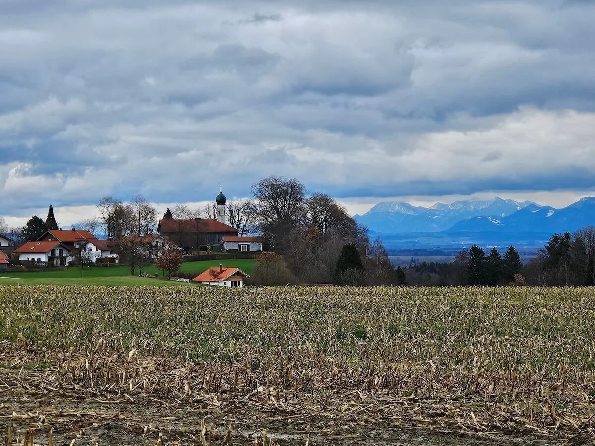 Herbstliches Feld mit Blick auf Kleinhöhenrain und die verschneite Mangfallgebirgskette im Hintergrund. | © DAV Markt Schwaben · Foto: Hubert Inhofer