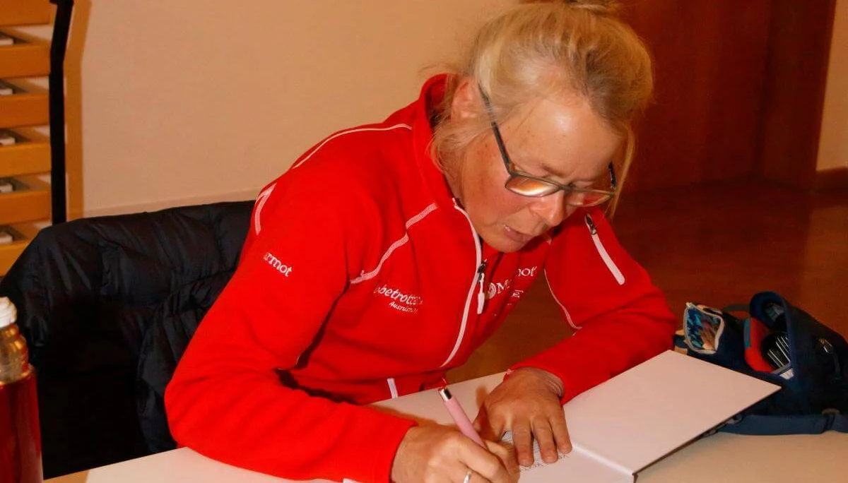 Alix von Melle signiert Bücher für Besucher:innen nach der Multivisionsshow | © DAV Markt Schwaben