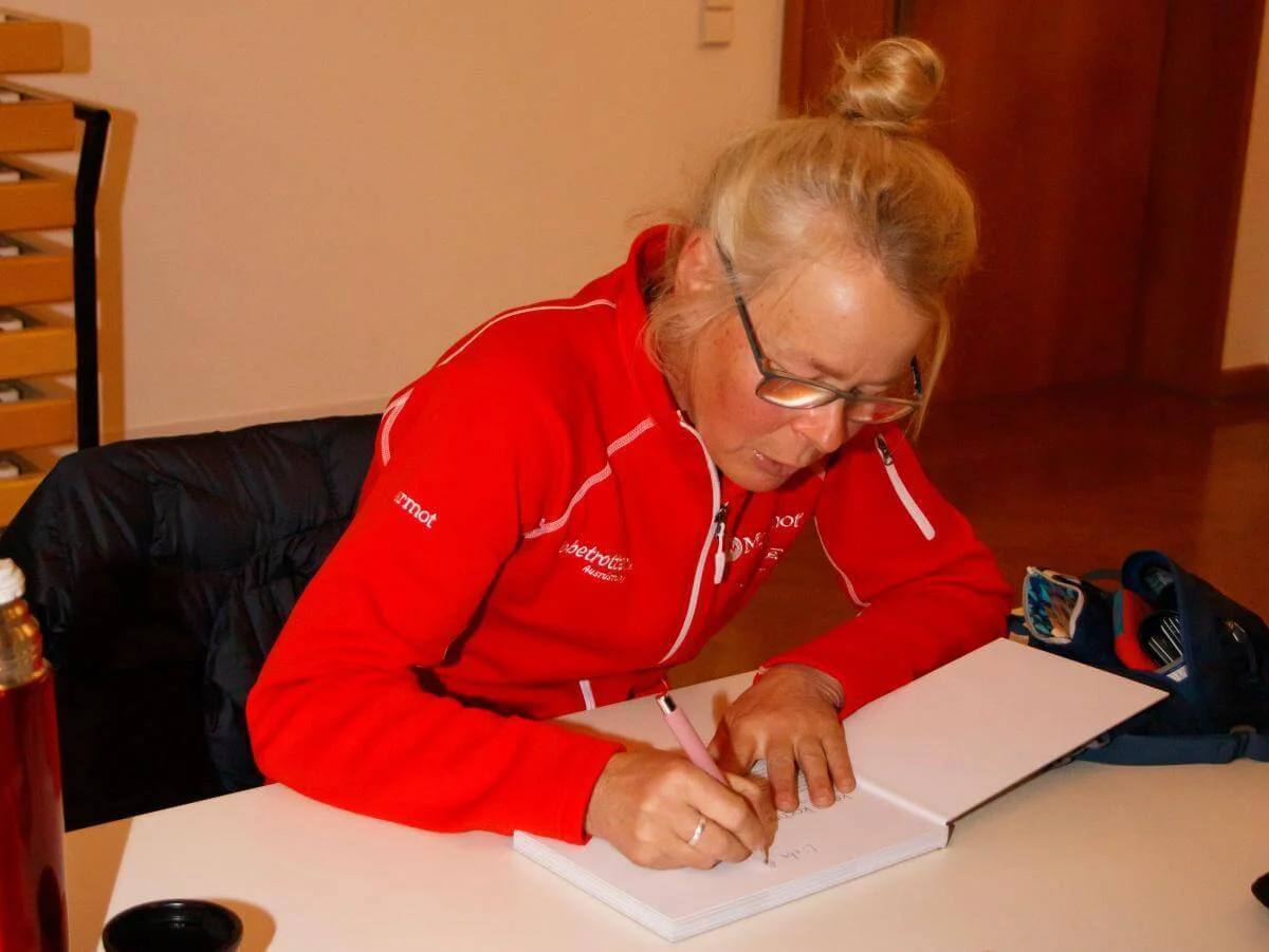 Alix von Melle signiert Bücher für Besucher:innen nach der Multivisionsshow | © DAV Markt Schwaben