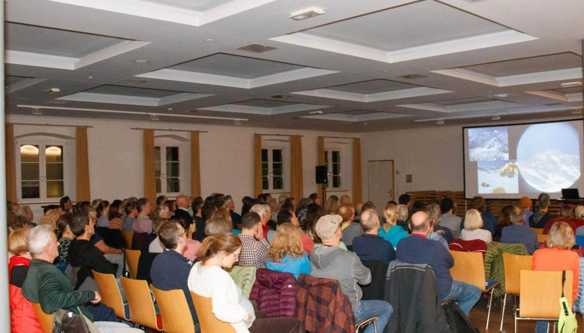 Besucher:innen der Multivisionsshow verfolgen den Vortrag auf der Bühne in Markt Schwaben | © DAV Markt Schwaben