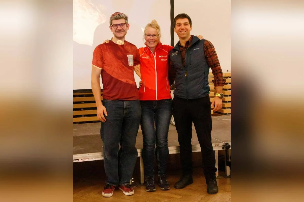 Alix von Melle gemeinsam mit dem 1. und 2. Vorstand der DAV-Sektion Markt Schwaben | © DAV Markt Schwaben