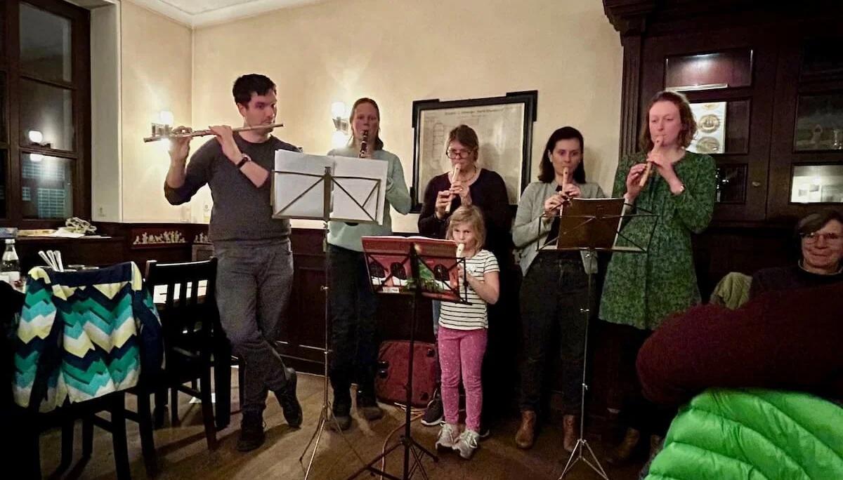 Mitglieder spielen Klarinette, Querflöte und Blockflöte während der Weihnachtsfeier der DAV-Sektion Markt Schwaben | © DAV Markt Schwaben · Foto Markus Sellmeier