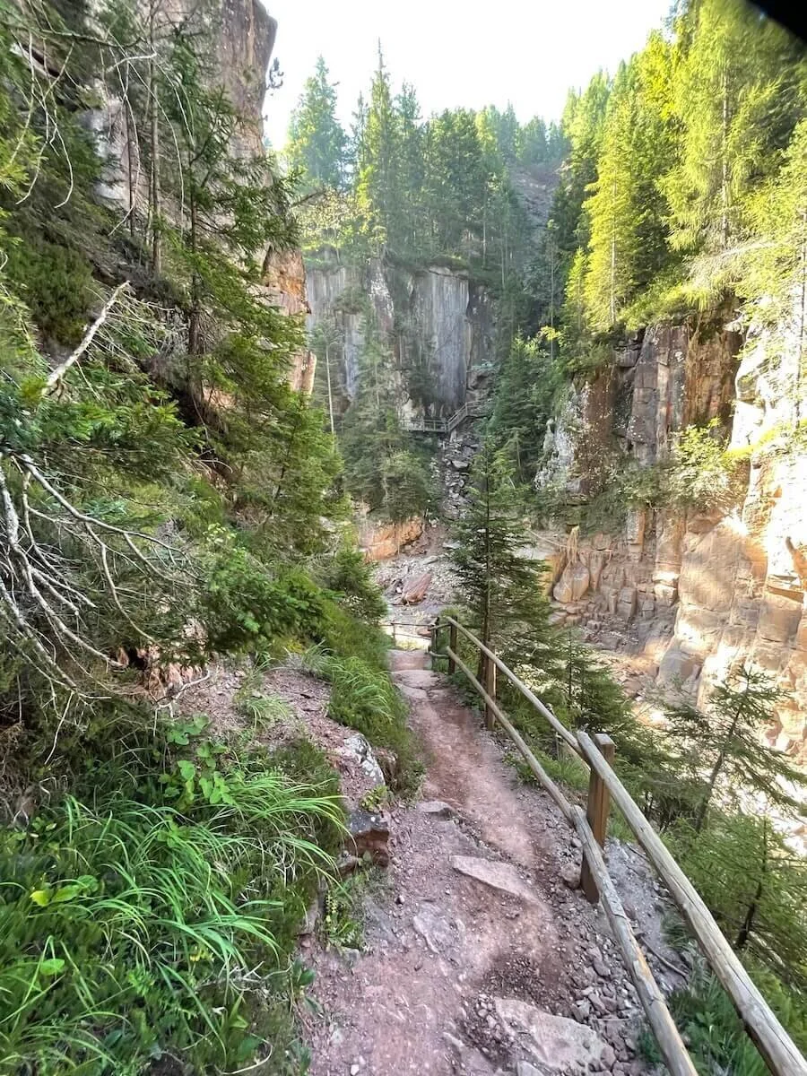 Panoramablick in die Bletterbachschlucht mit markanten Gesteinsschichten und Wanderpfad | © DAV | Foto Markus Zimmermann