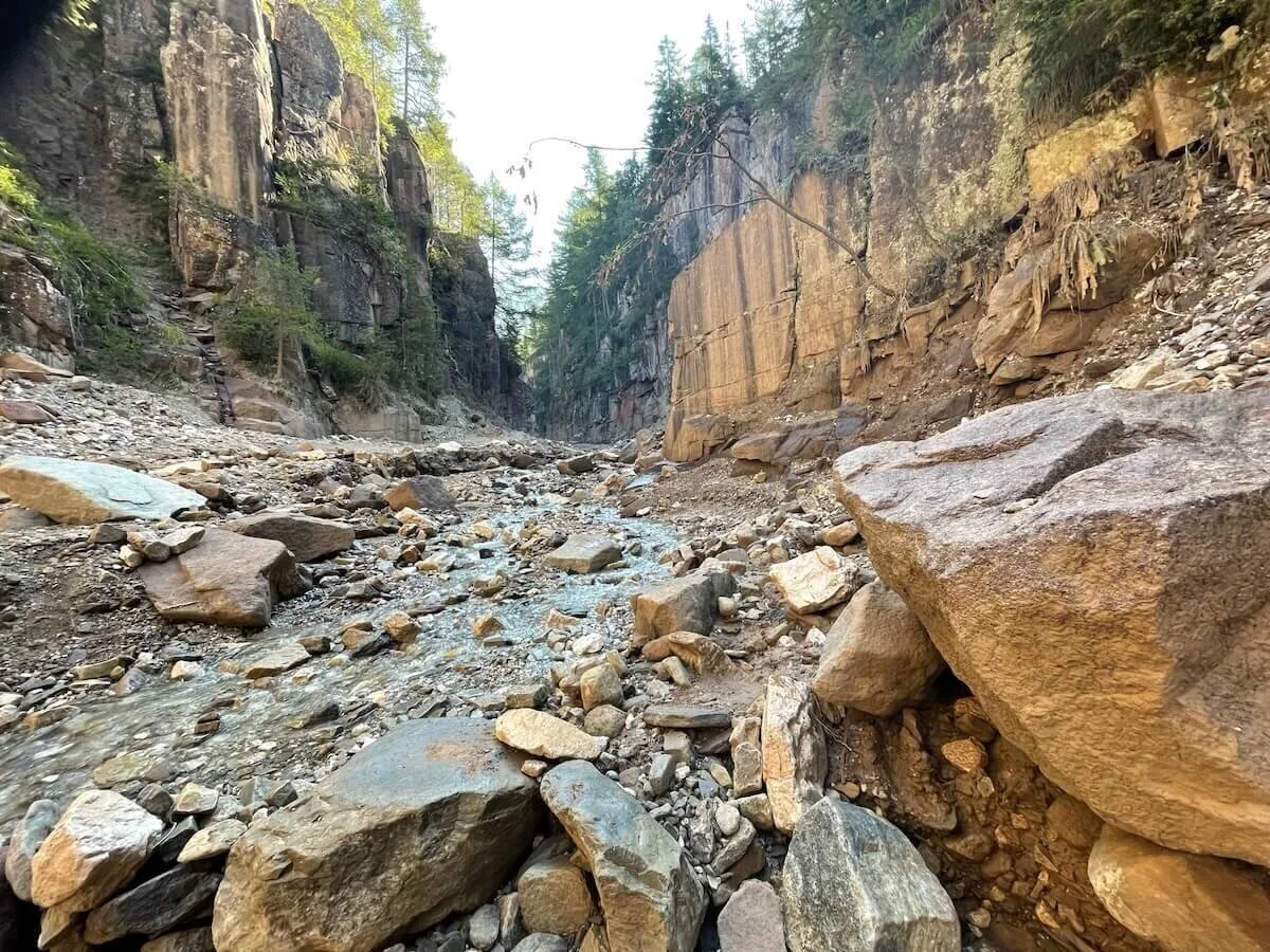 Alpine Landschaft mit Blick auf die Faule Eng, umgeben von steilen Felswänden und grüner Vegetation | © DAV | Foto Markus Zimmermann