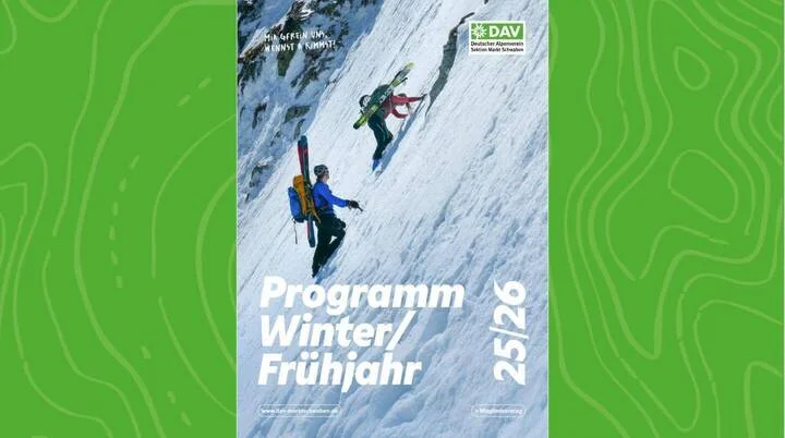 Zwei Bergsportler steigen mit Ski am Rucksack durch verschneites Gelände – euer Winter- und Frühjahrsprogramm voller Touren, Kurse und Abenteuer wartet! | © DAV Markt Schwaben