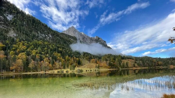 Herbstliche Bergwanderung bei Mittenwald: Blick auf klare Seen, bunte Wälder und felsige Gipfel am Franzosensteig. | © Markus Zimmermann