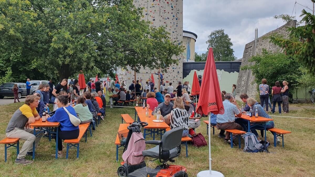 Sommer, Sonne, Klettern – das DAV-Sommerfest in Markt Schwaben ist für alle ein Highlight. | © DAV Markt Schwaben | Foto: Elke Kressirer Gruppenbild beim Sommerfest des DAV Markt Schwaben mit Gästen vor dem Kletterzentrum. | © DAV Markt Schwaben | Foto: Elke Kressirer