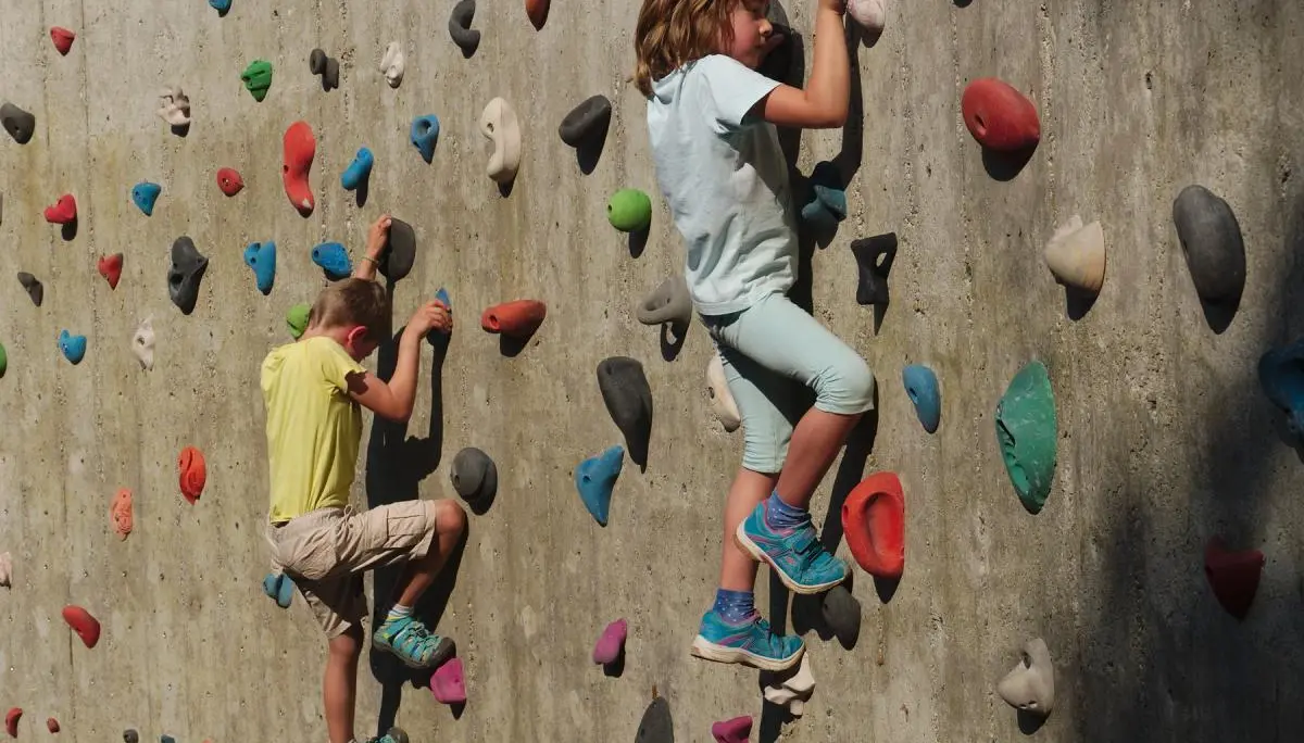 Zwei Kinder klettern am Außenkletterturm des DAV Markt Schwaben bei sonnigem Wetter. | © DAV Markt Schwaben/Thomas Schäffler