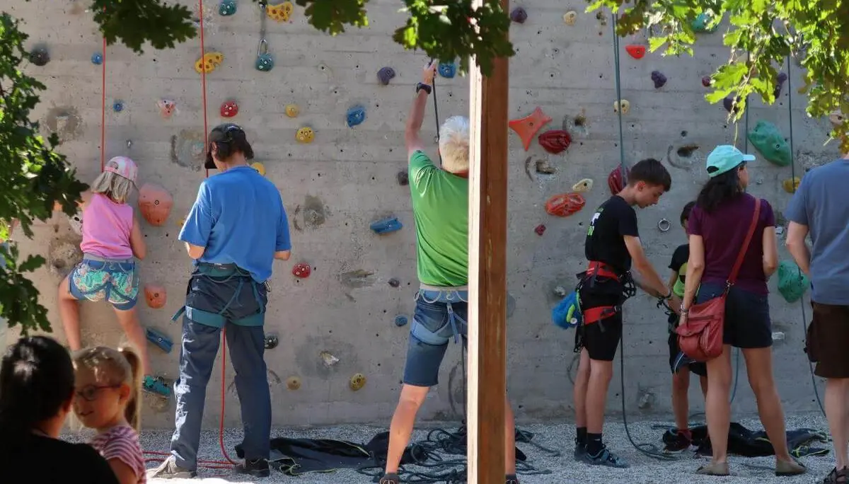 Mehrere Personen klettern und sichern gemeinsam an der DAV‑Kletterwand. | © DAV Markt Schwaben/Susanne Mayerl