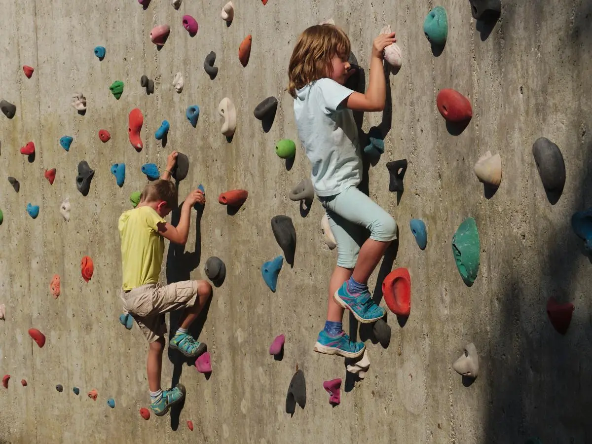 Zwei Kinder klettern am Außenkletterturm des DAV Markt Schwaben bei sonnigem Wetter. | © DAV Markt Schwaben/Thomas Schäffler