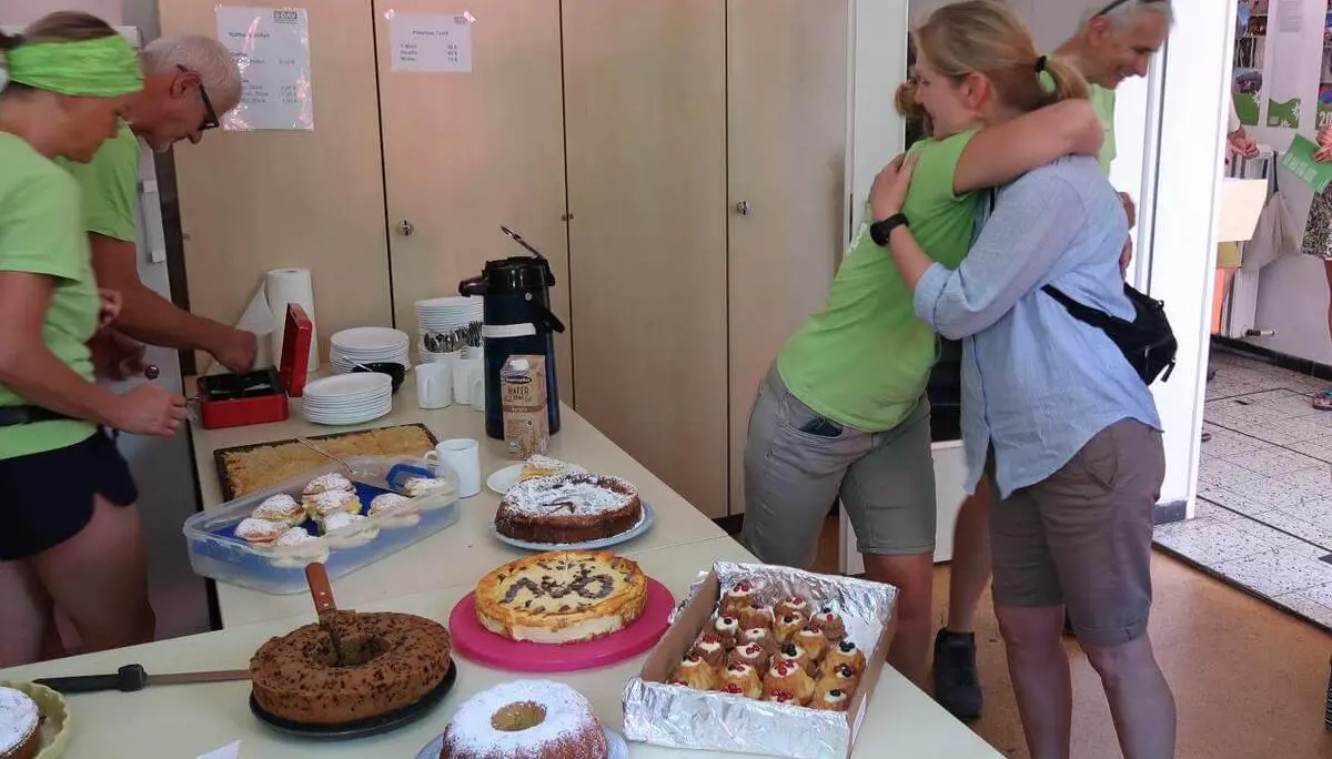 Kuchenbuffet und Helferinnen in der Geschäftsstelle des DAV Markt Schwaben beim Sommerfest. | © DAV Markt Schwaben/Susanne Mayerl