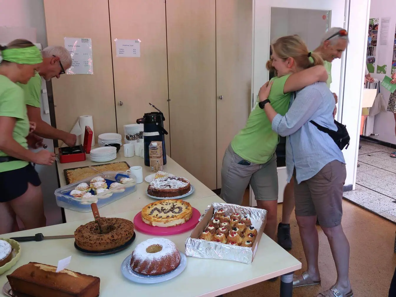 Kuchenbuffet und Helferinnen in der Geschäftsstelle des DAV Markt Schwaben beim Sommerfest. | © DAV Markt Schwaben/Susanne Mayerl
